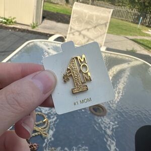 Gold #1 Mom Pin